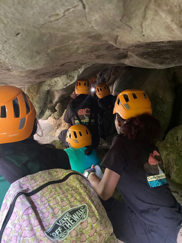 dentro-del-abrigo-rocoso.jpg Aventura Educativa en Rosario + Almuerzo incluido